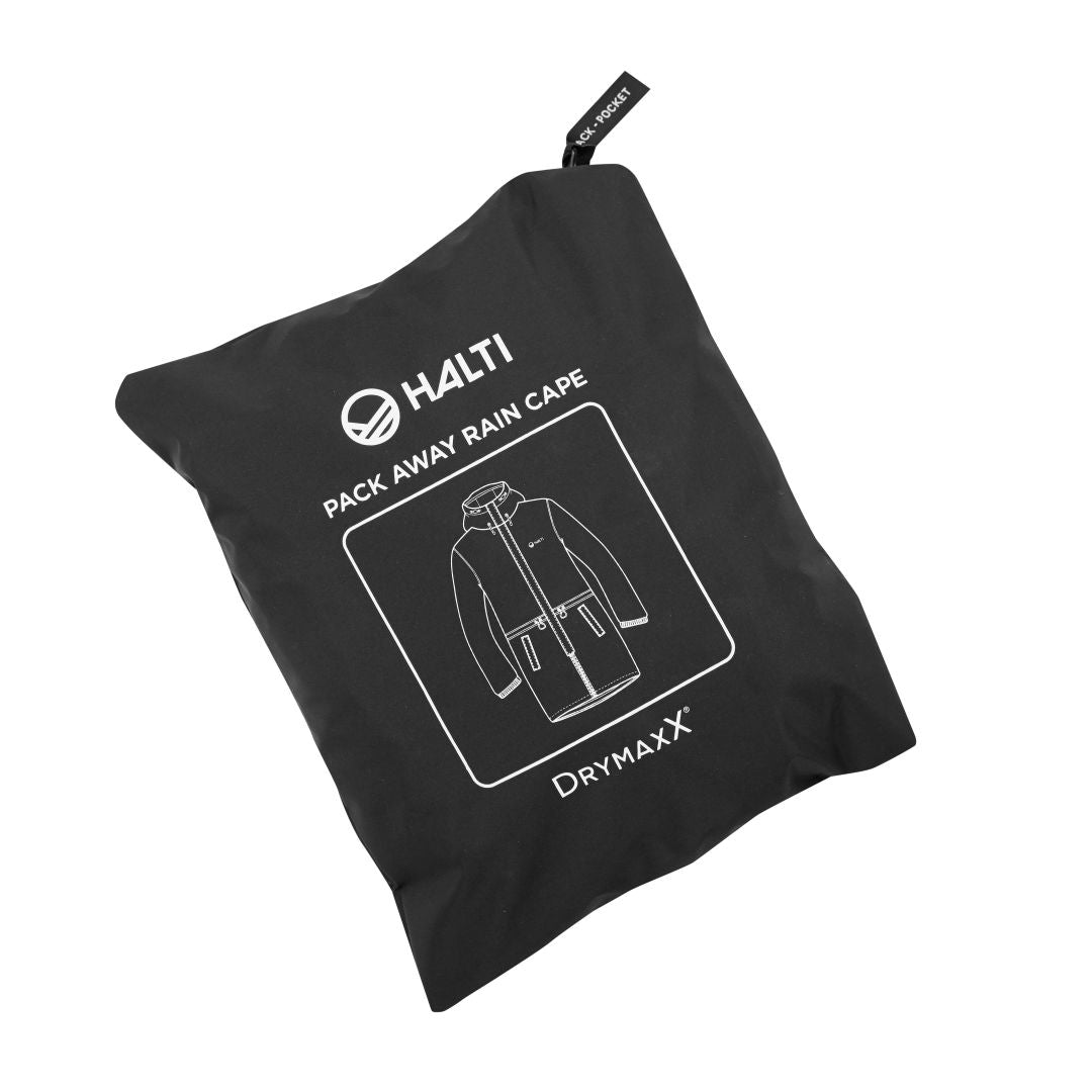 En svart Halti-ryggsäck med en vit skiss och text: Halti Club Coach Jacka Pack Away Rain Cape Drymaxx Classic-tyg.