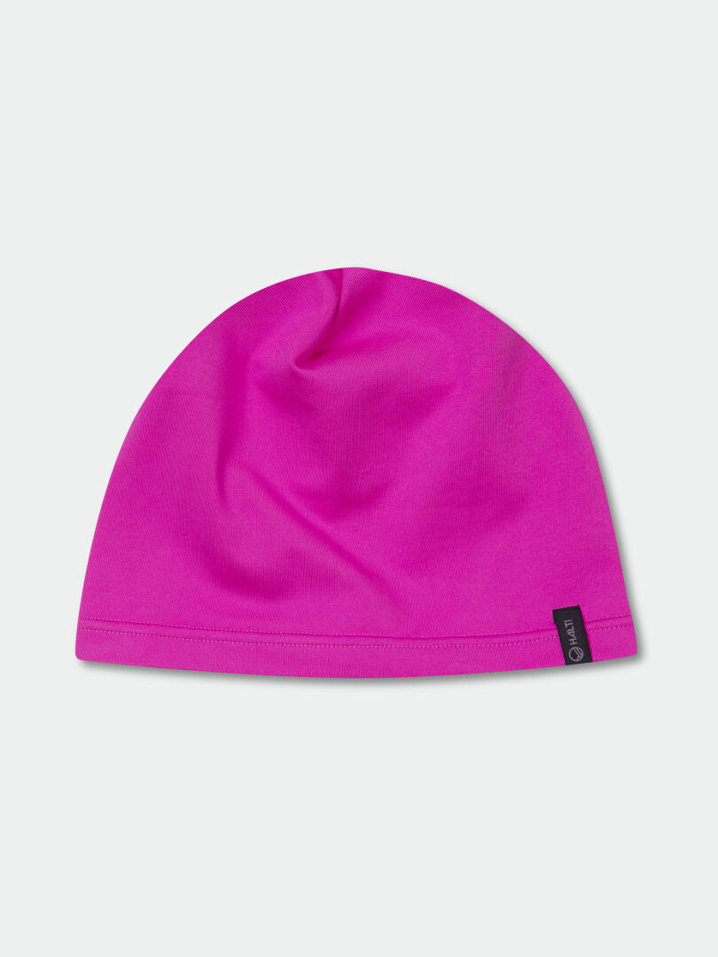 En klarrosa Halti Loiva Mössa-mössa med svart etikett, tillverkad av återvunnen polyester, mot en enfärgad ljus bakgrund.