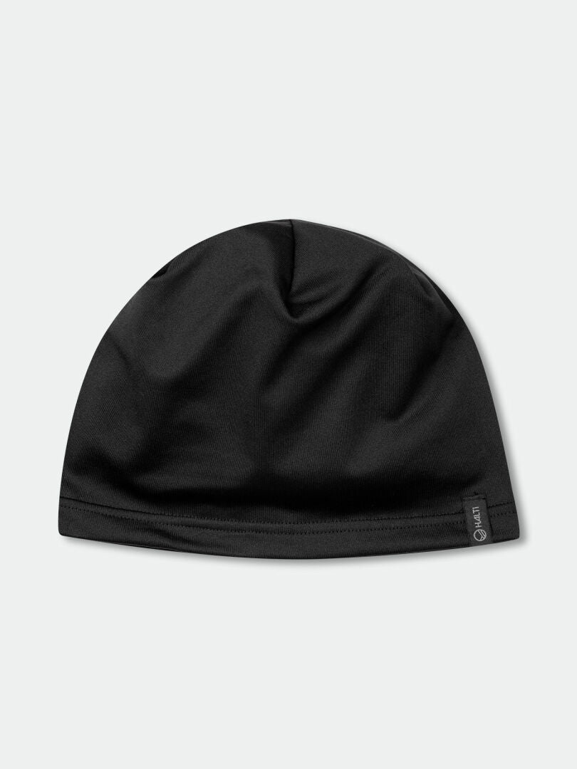 Loiva Mössa från Halti, en enfärgad svart mössa i återvunnen polyester, visas mot en ljusgrå bakgrund.