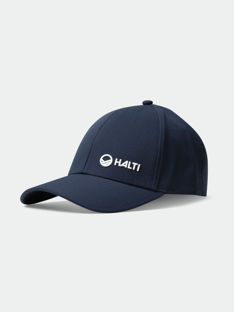 Halti Mattas Baseball Keps är en marinblå keps av återvunnen material med en vit logotyp mot en enfärgad ljus bakgrund.