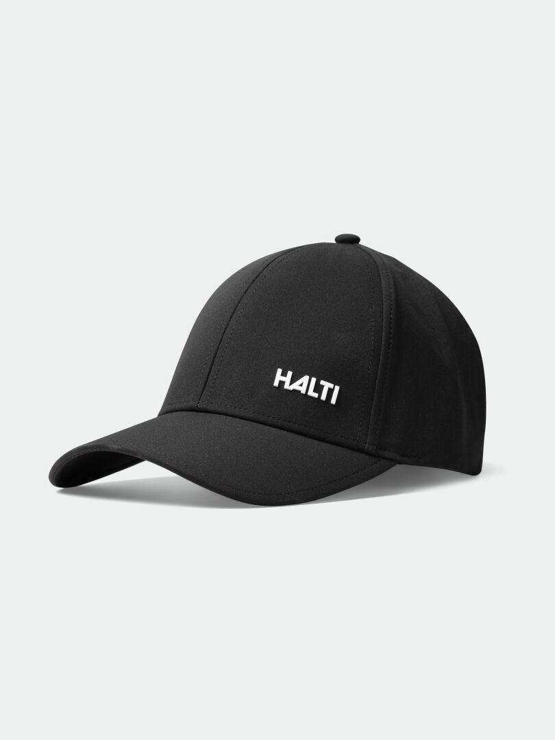 En svart Halti Mattas Baseball Keps med UPF 50+-skydd och logotyp, mot en ljus bakgrund.