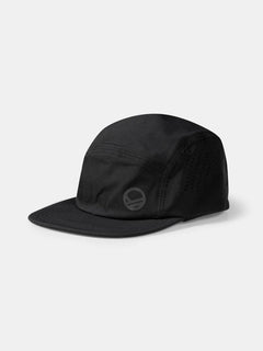 Halti Aero II Keps - svart, lätt keps i återvunnen polyamid med liten cirkellogo framtill mot vit bakgrund.