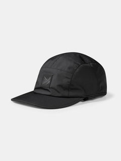 Halti Skutta Keps-svart, vattentät, fem paneler, böjt brätte, liten fyrkantig logotyp på framsidan.