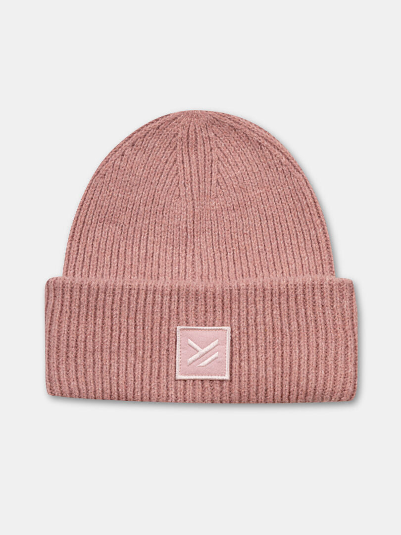 Halti Huurre Mössa är en rosa ribbad mössa med en vikt manschett och en rektangulär patch med linjemönster.