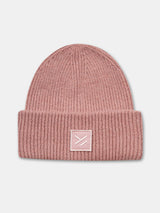 Halti Huurre Mössa är en rosa ribbad mössa med en vikt manschett och en rektangulär patch med linjemönster.