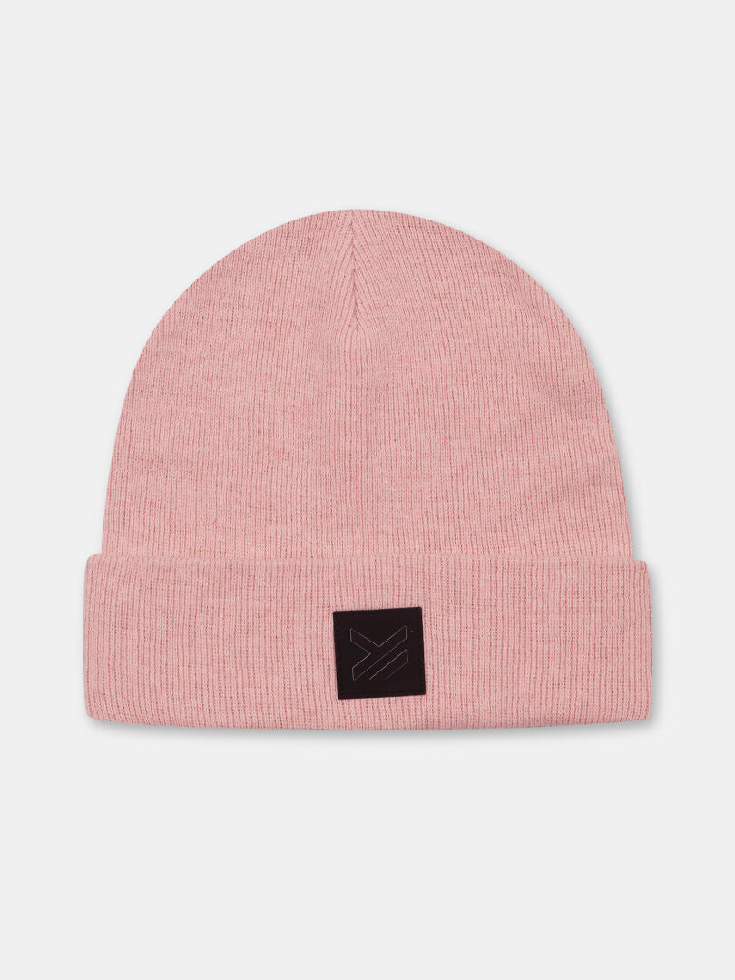 Vataja Mössa från Halti är en rosa klassisk mössa med en svart patch, tillverkad av återvunnen polyester.