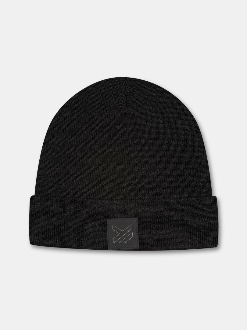 Halti Vataja Mössa är en svart stickad mössa i återvunnen polyester med uppvikt skärm och svart logotyp.