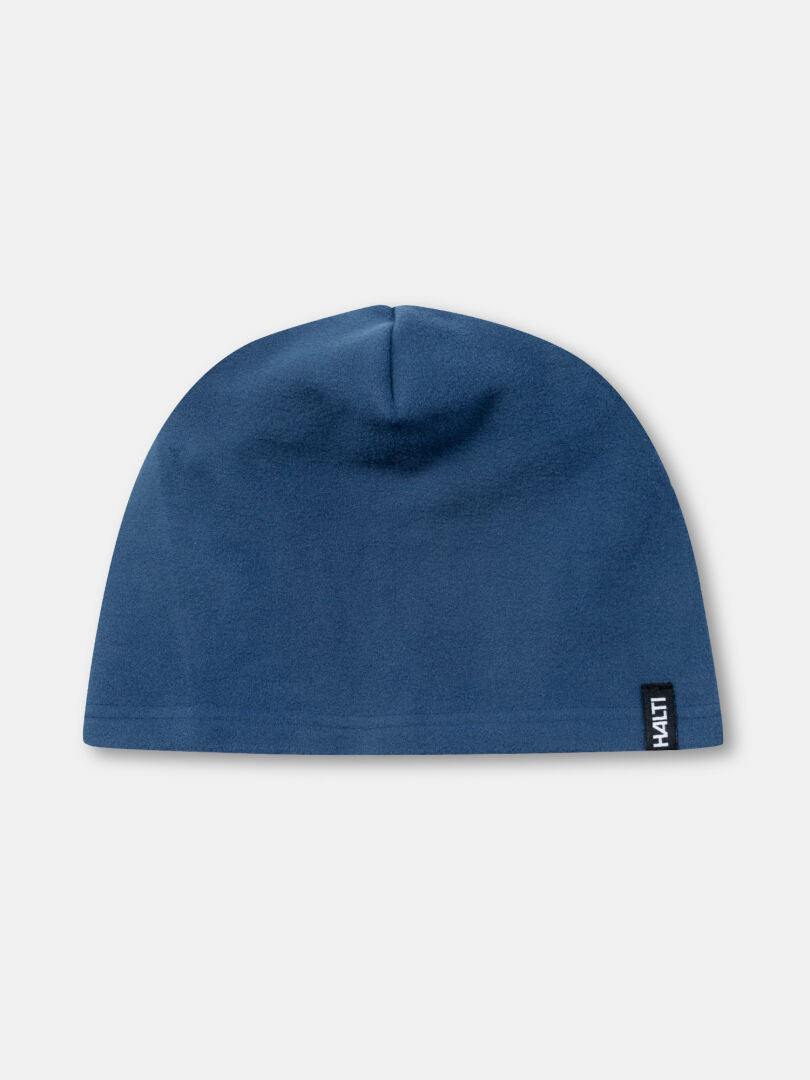 Halti Trone Fleece Mössa är en enfärgad blå mössa med en liten svartvit Halti-etikett på kanten.