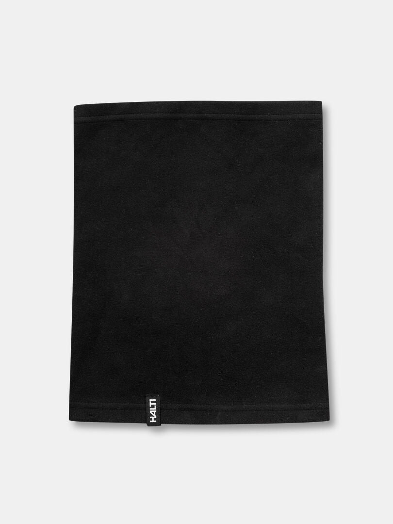Halti Trone Fleece Tubhalsduk är en vanlig svart vinterhalsduk med en liten svartvit tagg, som ligger platt.