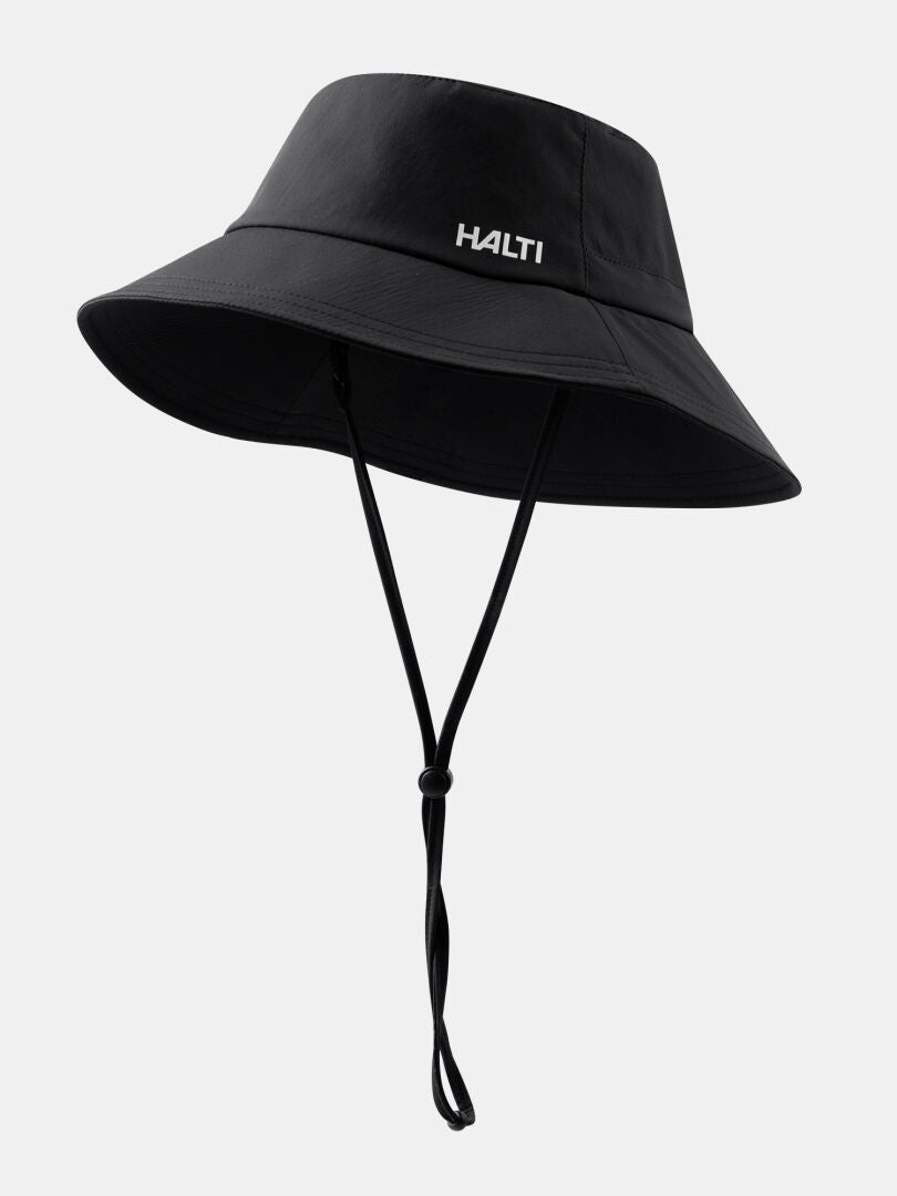 Halti Luovi Hatt: svart bucket hat med UPF 90+, hakrem och Halti-logotyp, mot en ljus bakgrund.