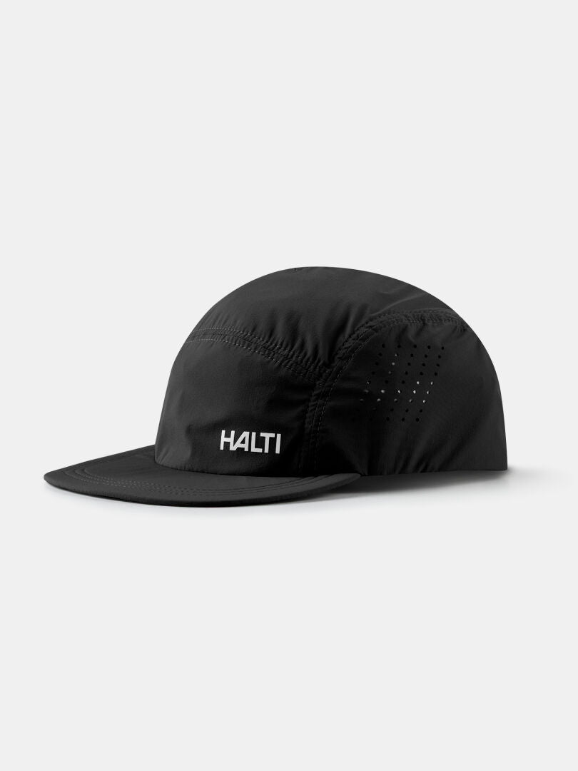En svart Halti Luovi Keps med böjd skärm och sidoöppningar, idealisk för löpning, på en vit bakgrund.