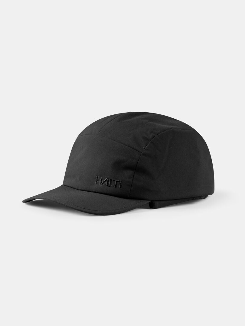 Halti Huove Puffy Hatt är en svart mössa med kort skärm och fleecefoder, försedd med en diskret logotyp på framsidan.