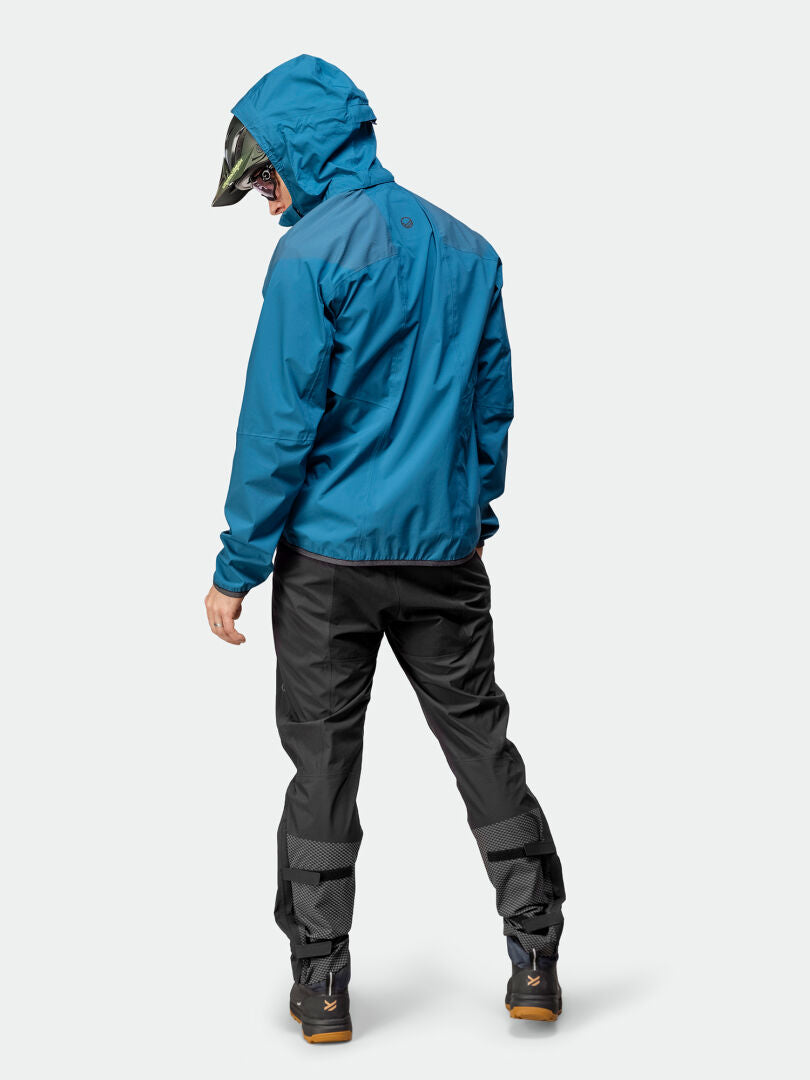 En person i en Halti Liike Herr 3L DrymaxX Sport Jacka vetter bort mot en slät bakgrund.