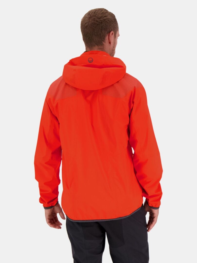 En person i en klarorange Halti Liike Herr 3L DrymaxX Sport Jacka och mörka byxor, sedd bakifrån mot en ljus bakgrund.