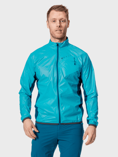 En man bär Halti Control Herr Windbreaker Jacka och matchande byxor, stående mot en enfärgad bakgrund.