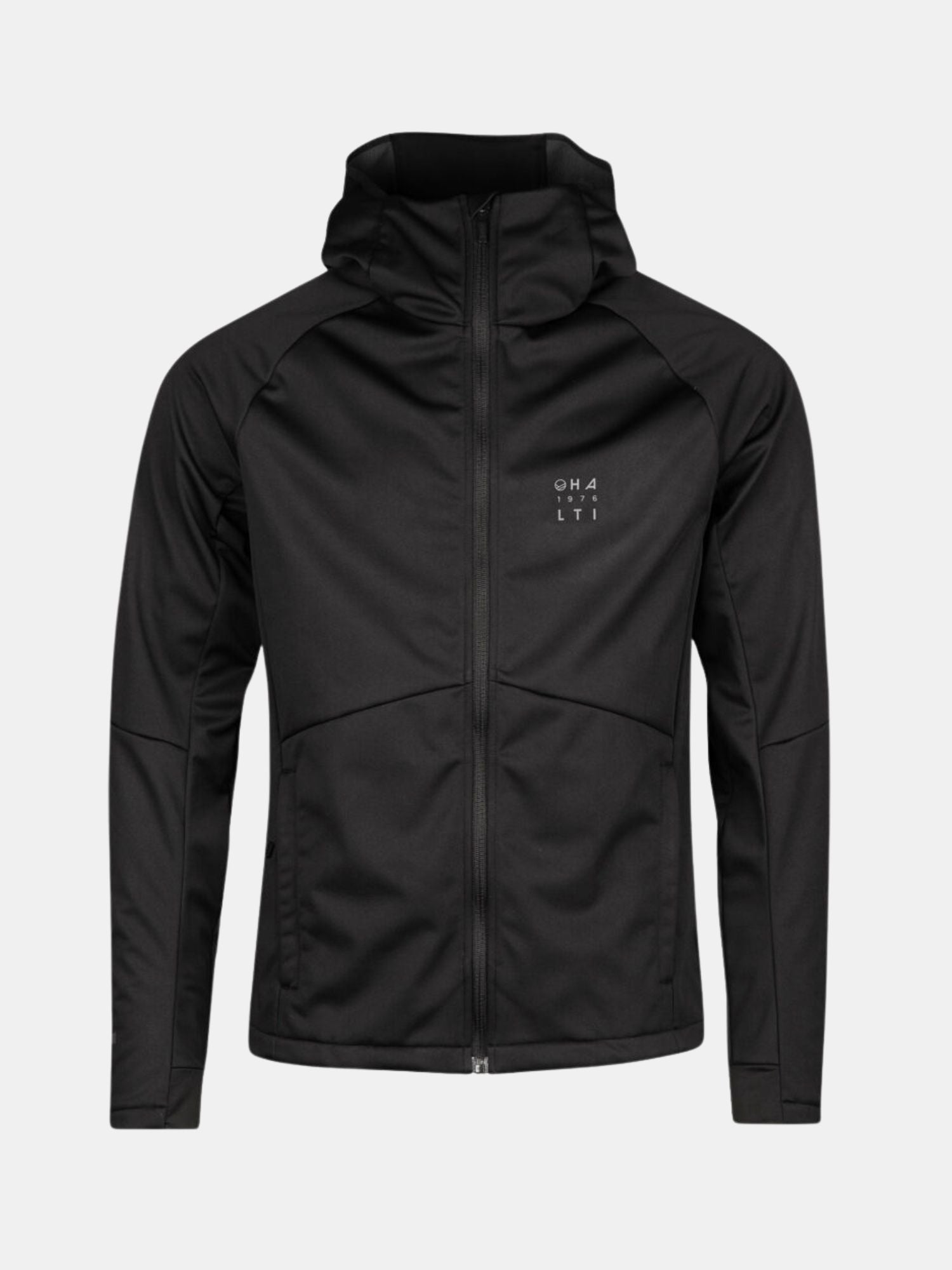 Halti Isku III Herr Längdskidjacka: en svart softshell zip-up med långa ärmar, vit logotyp på vänster bröst.