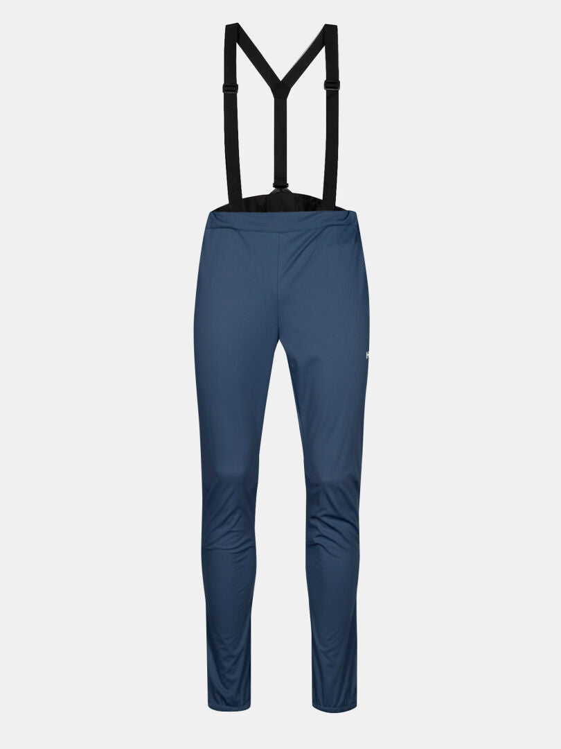 Halti Huuru Längdskiddräkt Herr blå softshellbyxor med svarta hängslen, perfekt för längdskidåkning, på vitt.