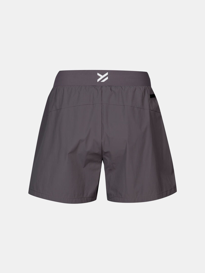 Bakifrån på Halti Uurto Shorts Dam i grått, snabbtorkande material, med en liten vit logo i linningen.