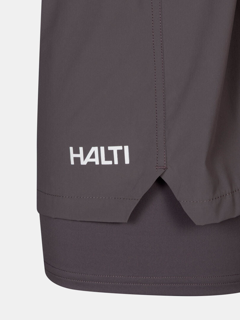 Närbild på Uurto Shorts Dam by Halti: mörkgrå, snabbtorkande material, vit logo, synliga sömmar.