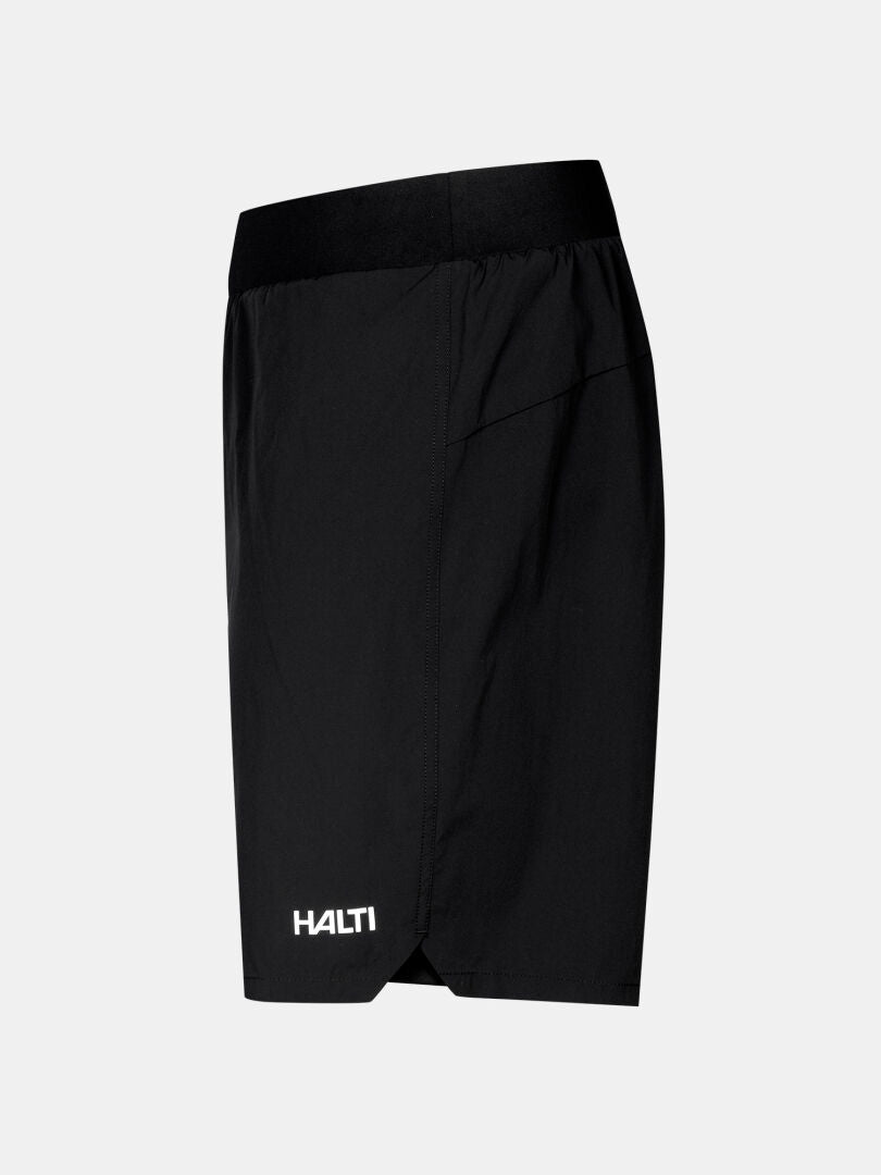 Halti Uurto Shorts Herr: svarta sportshorts med elastisk midja, snabbtorkande, vit Halti-logotyp nära nederkanten.