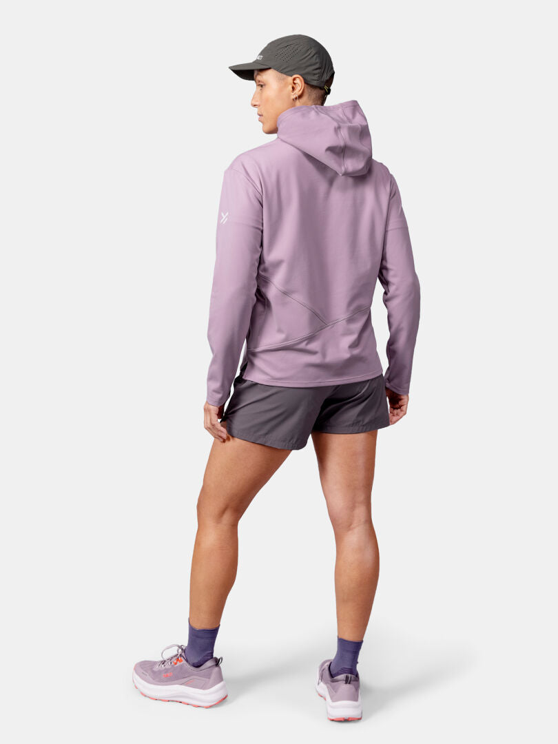 Person iklädd Halti Kaltio Träningshoodie Dam-ideal för utomhusträning- med grå shorts, keps, strumpor, sneakers.