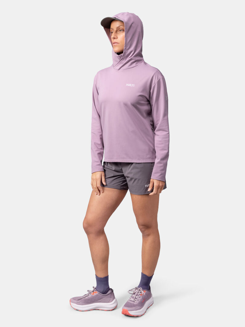 En person bär Haltis Kaltio Träningshoodie Dam-ideal för löpning och utomhusträning med stil och funktion.