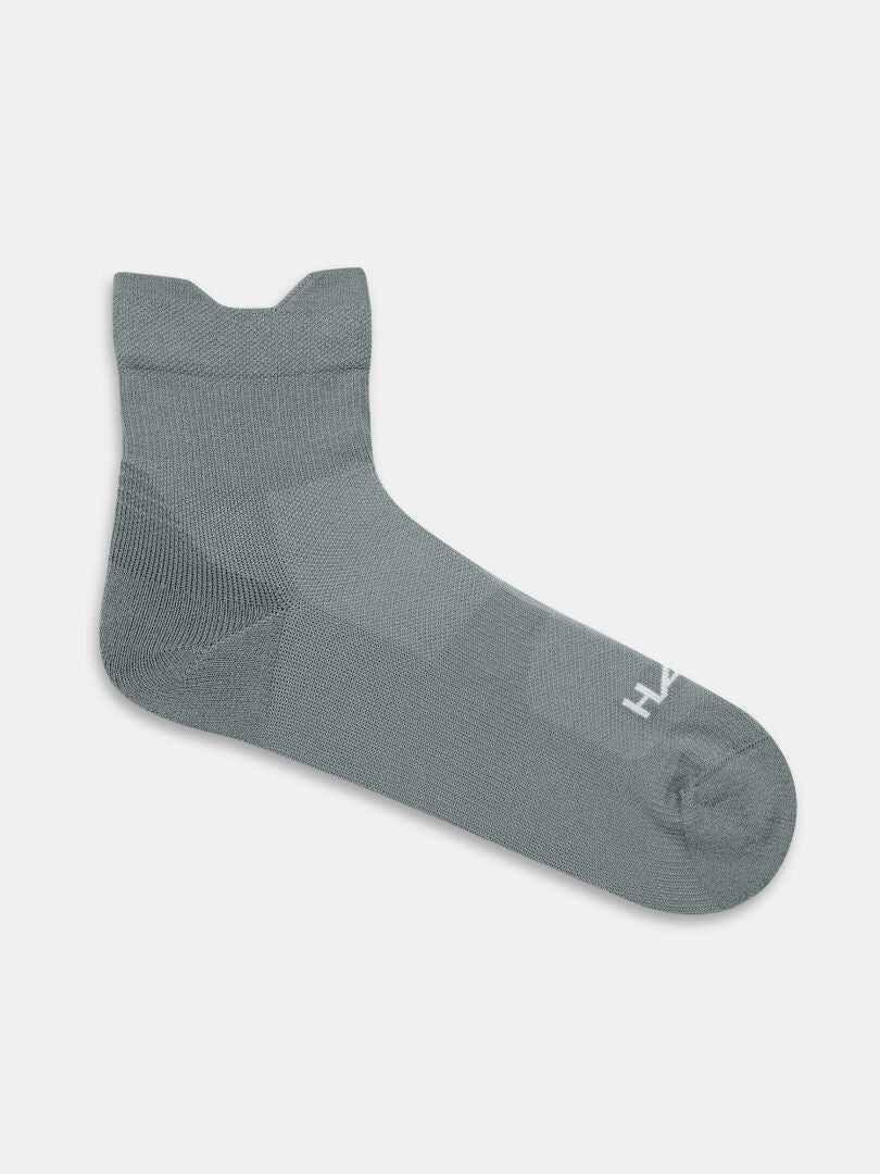 Halti Active Sport Strumpor i grått med manschettskåra, visas på en ljus bakgrund.