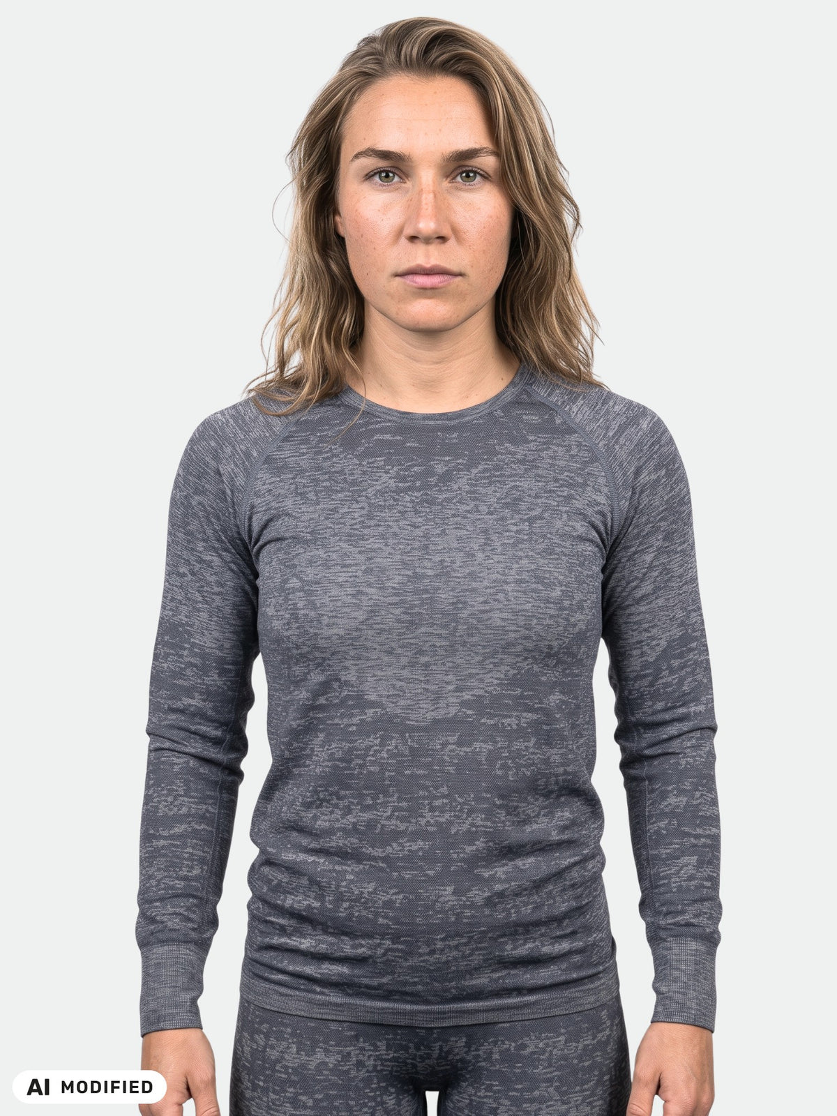 En kvinna som bär en grå, långärmad undertröja från Free Seamless Underställ Set Dam.