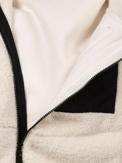 Närbild av Halti Lumista Polar Fleecejacka Dam, uppknäppt krämfärgad fleece med svart dragkedja och innerficka, på vit botten.