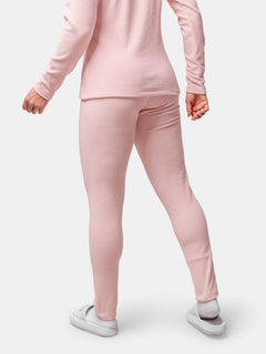 Personen syns bakifrån iklädd Halti Trone Fleece Byxor Dam och en ljusrosa långärmad topp.