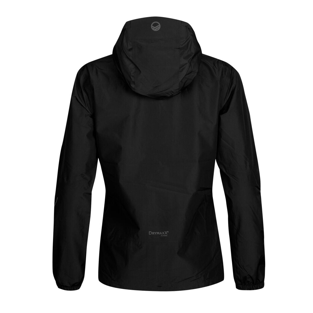 Halti River Dam DrymaxX skaljacka sedd bakifrån, tillverkad med återvunnen polyester och en diskret logotyp nära huvan.