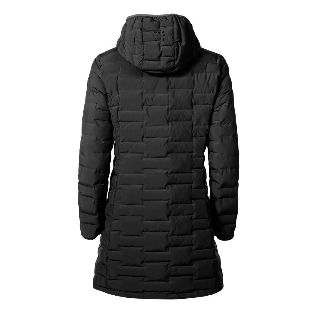 Halti Muras Dam Täckjacka är en lång svart quiltad kappa med huva, tillverkad av återvunnen polyester, visad bakifrån.