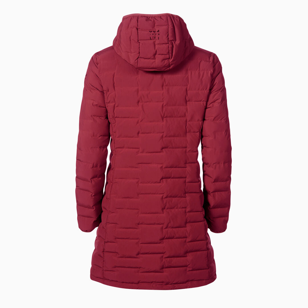 Halti Muras Dam Täckjacka: lång, röd quiltad kappa med huva i återvunnen polyester, sedd bakifrån.