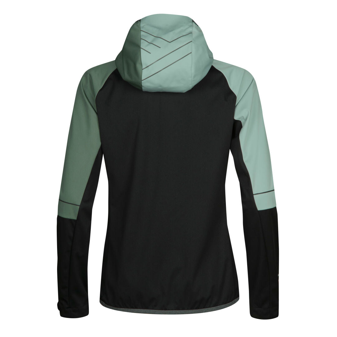 Halti Exhale Stormwall Jacka Dam är en tvåfärgad jacka i återvunnen polyester, svart med ljusgröna ärmar och huva, sedd bakifrån.